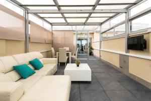 - un bureau avec un canapé, une télévision et une table dans l'établissement ApartUP Patacona Terrace Duplex II, à Valence