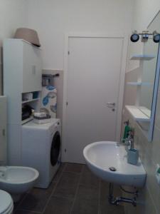 ein Badezimmer mit einem Waschbecken und einer Waschmaschine in der Unterkunft B&B Mameli 41 in Verona