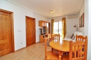 una cucina e una sala da pranzo con tavolo e sedie di La Mirada a Playa Flamenca
