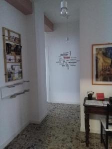 una camera con una parete bianca con scritte sul muro di B&B Mameli 41 a Verona