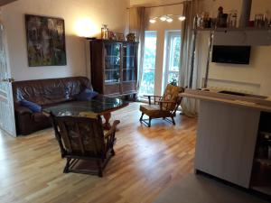 een woonkamer met een bank en een tafel bij Vilnius Luxury Apartment 2 in Vilnius