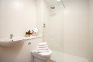 een badkamer met een toilet, een wastafel en een douche bij Vale Park Hotel in Barry