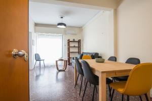 - une salle à manger avec une table et des chaises dans l'établissement Acropolis View Paradise Apartments, à Athènes