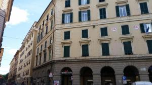 een groot gebouw op de hoek van een straat bij Ricci Rooms in Genua