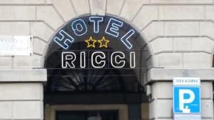 un panneau indiquant un hôtel riegel crisilli sur un bâtiment dans l'établissement Hotel Ricci, à Gênes