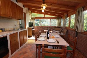 eine Küche mit einem Tisch und einem Esszimmer in der Unterkunft Residence Galati in Capo dʼOrlando