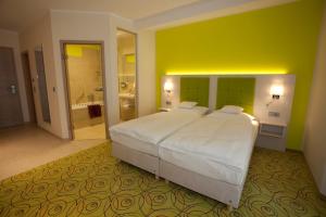 Postel nebo postele na pokoji v ubytování Hotel Waldperle