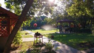 un parque con mesa de picnic y cenador en Zora Camping - Bungalows, en Obzor