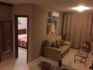 een woonkamer met een bank en een bed bij PISO 20 in Candelaria