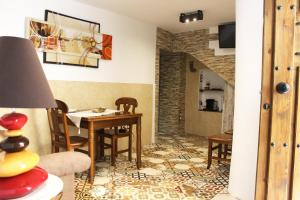 een woonkamer met een tafel en stoelen in een kamer bij Casa del Agua in Anna