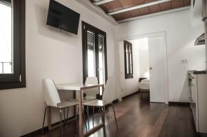 TV a/nebo společenská místnost v ubytování Barcelona Beach Apartments