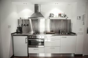 Kuchyň nebo kuchyňský kout v ubytování Barcelona Beach Apartments