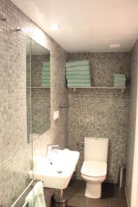 Barcelona Beach Apartments tesisinde bir banyo