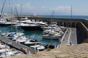 Um monte de barcos estão ancorados numa marina. em Vieille Ville 2 - La Petite Maison à Safranier, 2 bedrooms, max 4 adults and 2 kids em Antibes