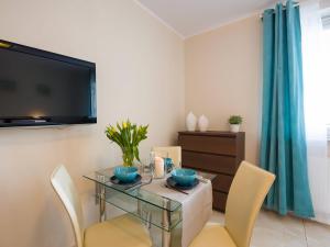 A television and/or entertainment center at VacationClub - Diva Apartment 621A
