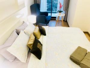 Postel nebo postele na pokoji v ubytování Astra Suites Central