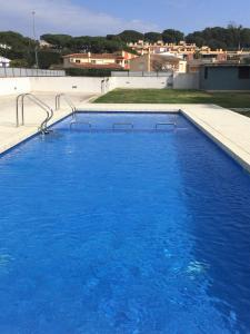 una gran piscina de agua azul en la parte superior de un edificio en Apartment Ramon, en Sant Antoni de Calonge