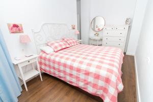 sypialnia z łóżkiem, komodą i lustrem w obiekcie Good Vibes Centro Histórico w Maladze