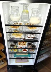 einen offenen Kühlschrank mit vielen Speisen und Getränken in der Unterkunft Hostal Cordillera in Punta Arenas