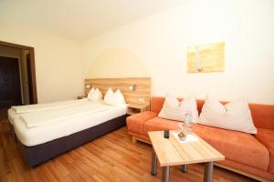 Tempat tidur dalam kamar di Hotel Seestuben