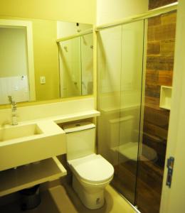 a bathroom with a toilet and a sink and a shower at Cynn Hotels in São José dos Campos
