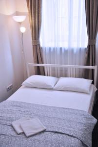 Una cama con dos toallas encima. en LikeHome Hostel, en San Petersburgo