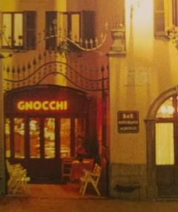 una tienda con un cartel en un lado de un edificio en Albergo ristorante Gnocchi, en Cortenova
