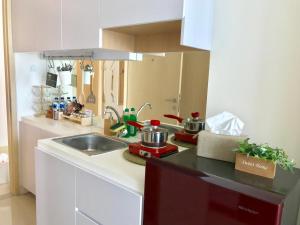 A kitchen or kitchenette at Apartment Tree Park BSD - 2101
