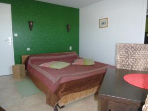 A bed or beds in a room at Les Pres-Salés