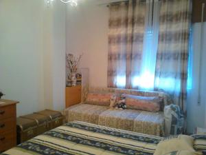 un dormitorio con dos ositos de peluche sentados en una cama en Apartamento en Sardiñeiro, en Sardiñeiro de Abajo
