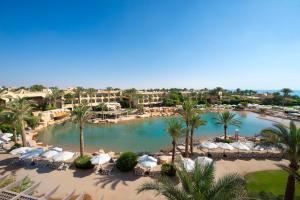 - une vue aérienne sur un complexe avec une piscine dans l'établissement Stella Di Mare Grand Hotel, à Ain Sokhna