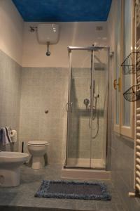ein Badezimmer mit Dusche und Toilette in der Unterkunft Best Home in Florence in Florenz