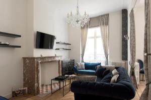 sala de estar con sofá y chimenea en Roaring 20's Apartment Meir en Amberes