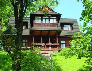a large wooden house sitting on top of a hill at Zakopane - Harenda 13e in Zakopane