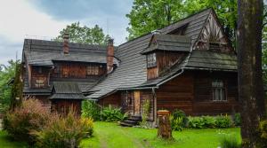 an old wooden house in the middle of a yard at Zakopane - Harenda 13e in Zakopane