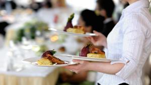 ClairacOrangerie du Château Marith - Tonneins Aiguillon Marmande - Séjour touristique et Soirée étape的一位女士手捧两盘食物。 更多22张照片