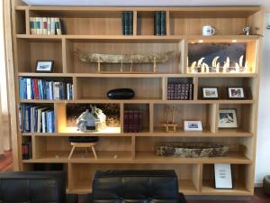 una gran estantería de madera con libros. en Hotel Angmagssalik, en Tasiilaq