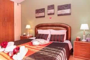 een slaapkamer met een bed met twee knuffels erop bij Maisonette Stefanie in Limenas