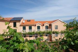 una casa con paneles solares en el techo en Apartments Casiopea, en Postira