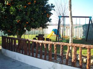 un parque infantil con tobogán y columpio en Casa Dorna, en Rianjo