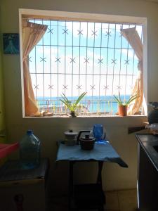 - une fenêtre dans une cuisine avec une table en face dans l'établissement estudio, à Salvador