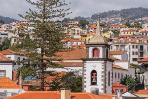 - une vue sur une ville dotée d'une tour de l'horloge dans l'établissement Downtown Funchal Apartments by An Island Apart, à Funchal