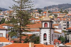 フンシャルにあるDowntown Funchal Apartments by An Island Apartの時計塔のある町の景色