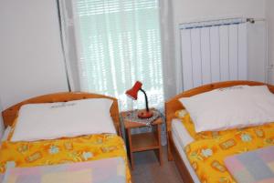 Giường trong phòng chung tại Farm Stay Bogša