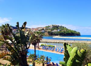 - Vistas a un complejo con piscina y playa en Hotel Mare, en Agropoli