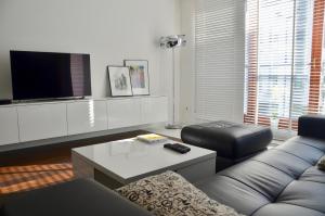 a living room with a couch and a table at Apartament Wzgórze Słowików in Warsaw