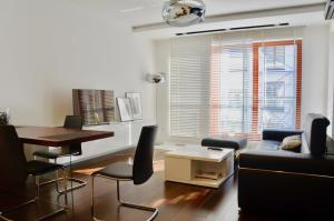 a living room with a table and chairs and a couch at Apartament Wzgórze Słowików in Warsaw