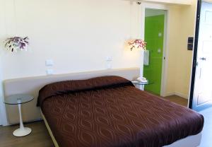 1 dormitorio con 1 cama y 1 mesa en una habitación en Hotel Mare, en Agropoli