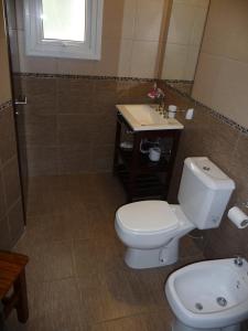La salle de bains est pourvue de toilettes et d'un lavabo. dans l'établissement Rincón Del Golf, à Pinamar