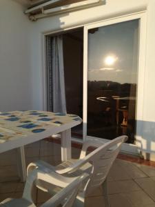 einen Tisch und Stühle in einem Zimmer mit Fenster in der Unterkunft Apartamento Varandas do Mar AL63644 in Albufeira